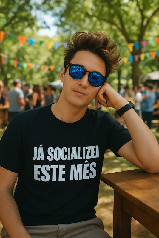 T-shirt “Já socializei este mês” – Pré-venda Exclusiva