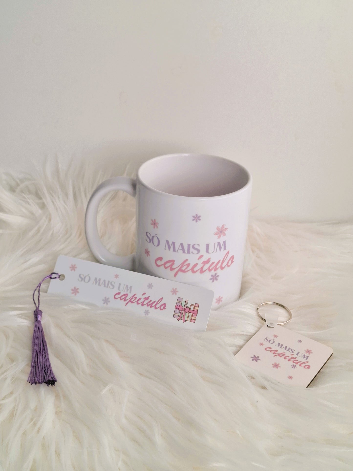 Bundle “Só mais um capítulo” - Caneca, marcador e porta-chaves personalizados