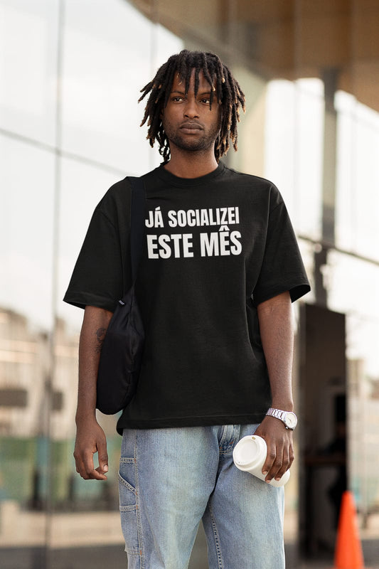 T-shirt “Já socializei este mês” – Pré-venda Exclusiva